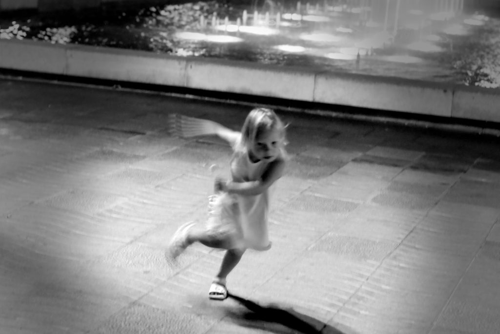 Ibiza, petite fille dansant sur une place.